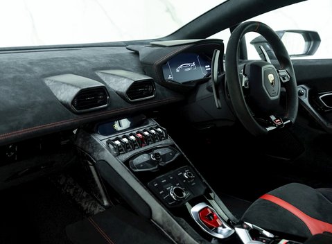 Lamborghini Huracan LP640-4 Performante 13