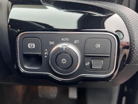 Mercedes-Benz A Class 1.3 A180 Sport (Executive) 7G-DCT Euro 6 (s/s) 5dr 39