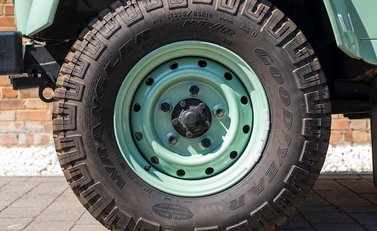 Land Rover Defender 110 Heritage Station Wagon 10