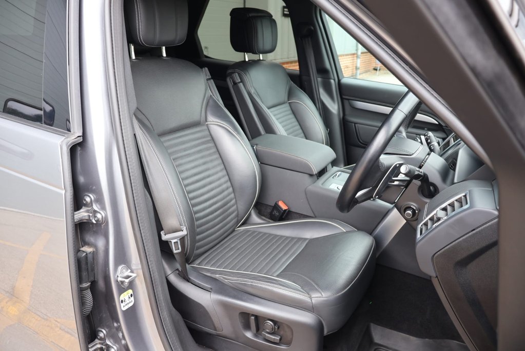 Land Rover Discovery 2023 R-DYNAMIC HSE MHEV GENUINE REAR SEAT CONVERSION URBAN 22 WHEELS  16