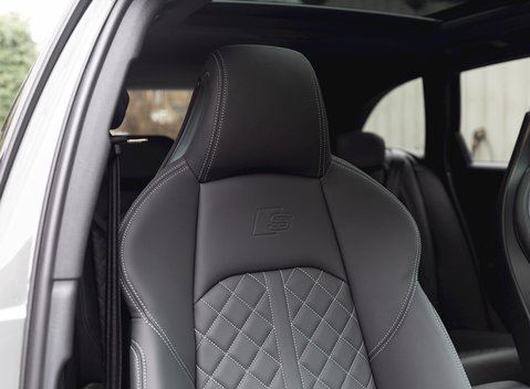 Audi S4 Avant Black Edition 13