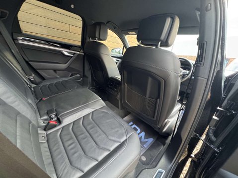 Volkswagen Touareg 3.0 Touareg V6 R-Line Tech TDI Auto 4WD 5dr 19