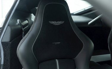 Aston Martin V12 Vantage S 11