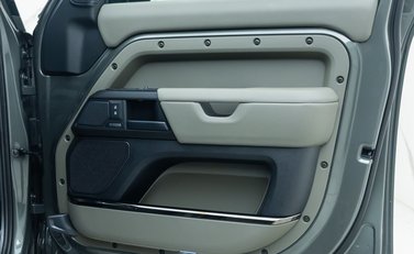 Land Rover Defender 110 OCTA EDITION ONE 34