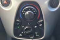 Toyota Aygo 1.0 VVT-I X-PLAY FULL SERVICE HISTORY! 9 SERVICES! BLUETOOTH! 28