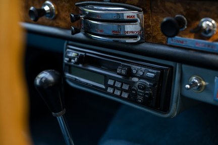 Aston Martin Lagonda Rapide Sports Saloon Manual 24
