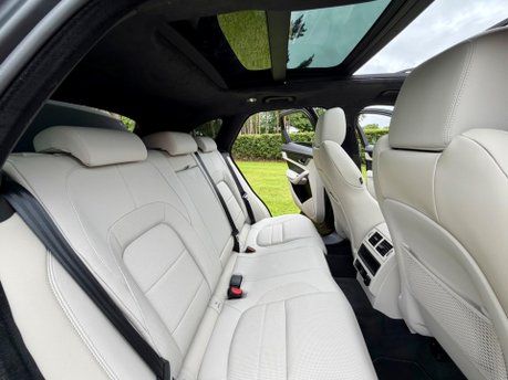 Jaguar F-Pace R-DYNAMIC HSE BLACK 90TH ANNIVERSARY EDITION 37