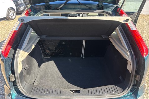 Ford Focus LX 16V.. CREAM UPHOLSTERY.. IDEAL FAMILY CAR.. NEW MOT 8