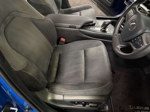 Lexus Ux 300E 14