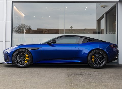 Aston Martin DB12 V8 3