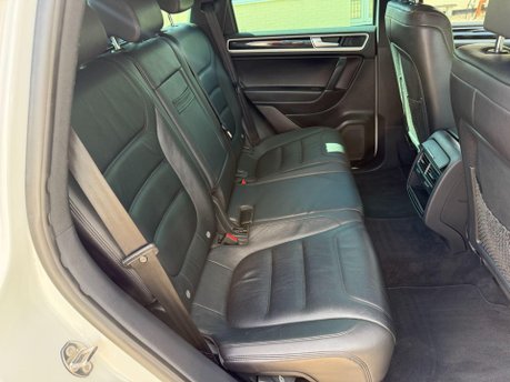 Volkswagen Touareg 3.0 TDI V6 BlueMotion Tech R-Line Plus SUV 5dr Diesel Tiptronic 4WD Euro 6 25