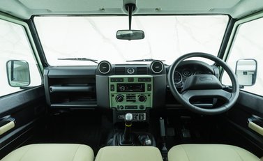 Land Rover Defender 110 HERITAGE 23