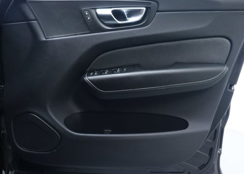Volvo XC60 2.0 B5 MHEV R-Design SUV 5dr Petrol Hybrid Auto Euro 6 (s/s) (250 ps) 43
