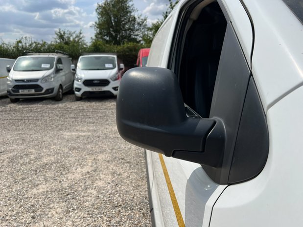 Peugeot Expert MWB L2H1 Low Roof Professional 2700 Air Con Tow Bar EURO 6 NO VAT 20