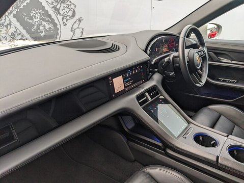 Porsche Taycan 4 CROSS TURISMO 14