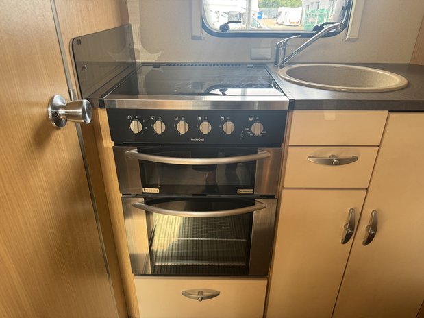 Bessacarr E 5 Berth | 4 Belts | Dinette | Rear Kitchen| Side Bathroom | Vanlux 18
