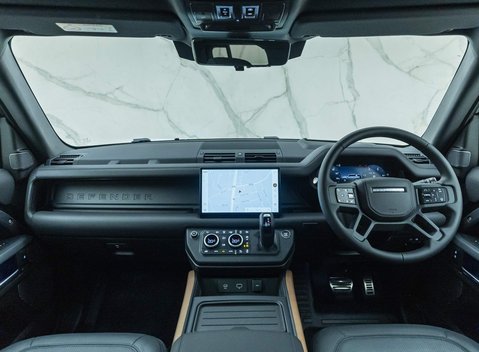 Land Rover Defender 110 D300 X 15
