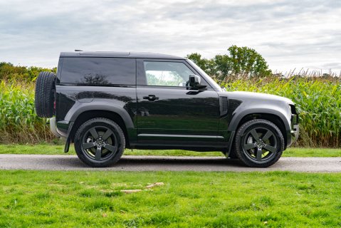 Land Rover Defender D300 X-Dynamic HSE Hard Top 3