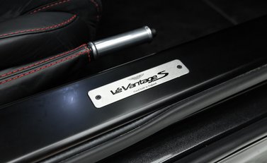 Aston Martin V12 Vantage S 30
