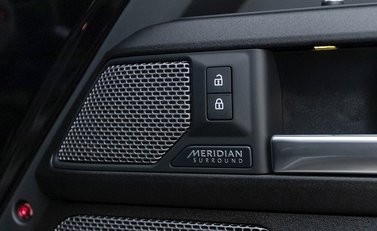 Land Rover Defender 110 V8 P525 URBAN XRS 28