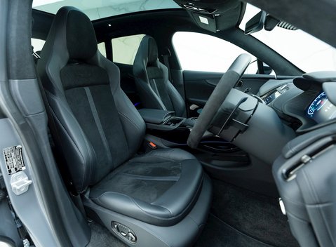 Aston Martin DBX 707 10