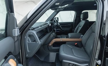 Land Rover Defender 110 D300 X 14