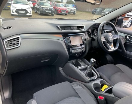 Nissan Qashqai 1.3 Qashqai N-Connecta DiG-T 5dr 32