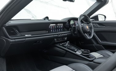 Porsche 911 Targa (992) 50 Years Porsche Design Edition 21