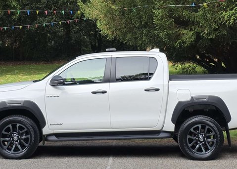 Toyota Hilux 2.8 HI-Luxury Invincible X D-4D 4WD Double Cab Auto 4WD 5dr 4