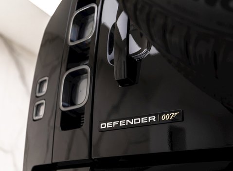Land Rover Defender 110 V8 Bond Edition 27