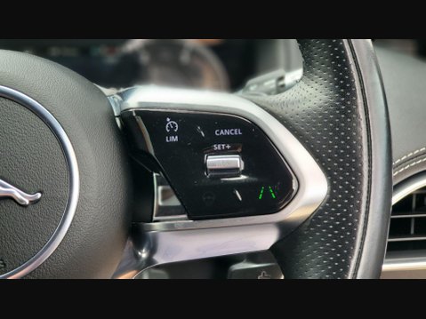 Jaguar XE R-DYNAMIC BLACK MHEV 17