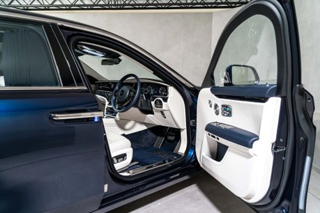 Rolls-Royce Ghost V12. STARLIGHT. H, C & M SEATS. REAR ENTERTAINMENT. HUD. A/CRUISE CONTROL 13