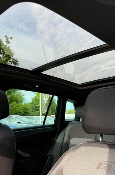 Volkswagen Tiguan R-LINE TECH TSI EVO DSG -CAMERA -FULL VW SERVICE HISTORY  