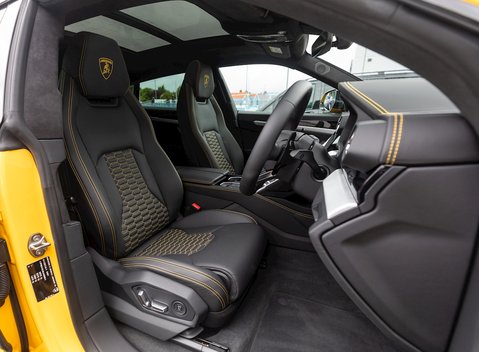 Lamborghini Urus 12