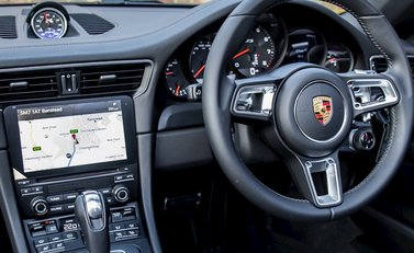 Porsche 911 Targa 4 GTS (991.2) 18