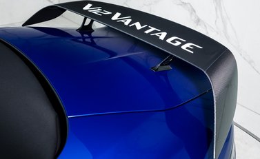 Aston Martin V12 Vantage Roadster 40