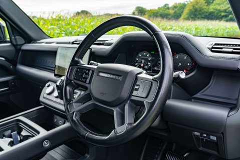 Land Rover Defender D300 X-Dynamic HSE Hard Top 13