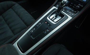 Porsche Cayman GT4 (718) 21