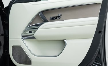 Land Rover Range Rover P460e Autobiography LWB 26