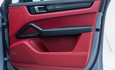 Porsche Cayenne TURBO GT 27