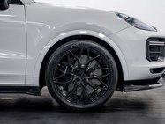 Porsche Cayenne 4.0T V8 GPF Turbo SUV 5dr Petrol TiptronicS 4WD Euro 6 (s/s) (550 ps) 15