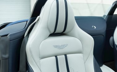 Aston Martin V8 Vantage Roadster 14