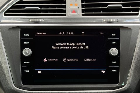 Volkswagen Tiguan R-LINE TSI DSG - ONE OWNER - APPLE CAR PLAY -ADAPTIVE CRUISE 42