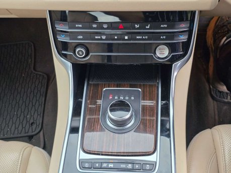 Jaguar XF 2.0d Portfolio Saloon 4dr Diesel Auto Euro 6 (s/s) (163 ps) 23
