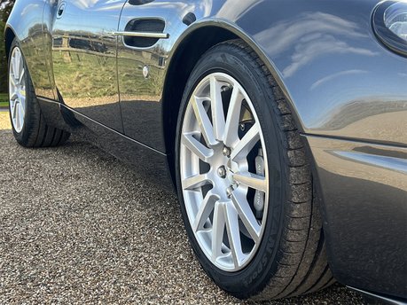 Aston Martin Vanquish S V12 15