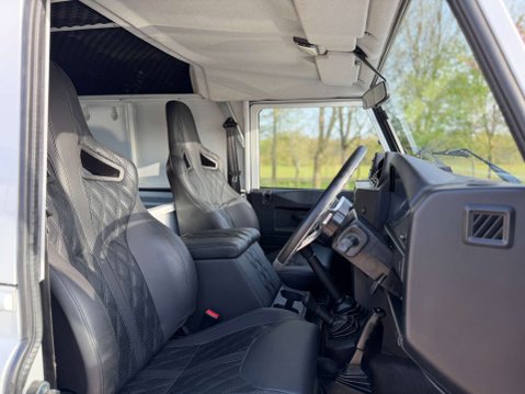 Land Rover Defender 2.2 Defender 90 Hard Top TD 4WD 5dr 15
