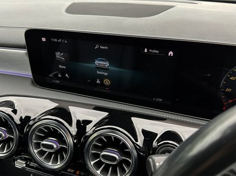 Mercedes-Benz CLA Class CLA 220 AMG LINE PREMIUM PLUS 64