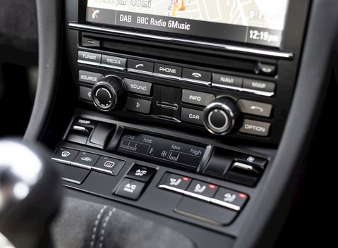 Porsche Cayman GT4 19