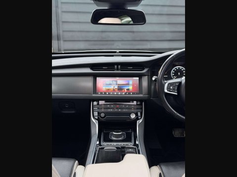 Jaguar XF 3.0d V6 S Saloon 4dr Diesel Auto Euro 6 (s/s) (300 ps) 25