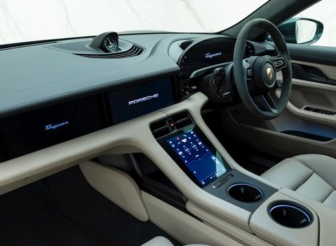 Porsche Taycan GTS Sport Turismo 15